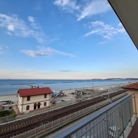 Appartamento Fronte Mare ファルコナーラ・マリッティマ エクステリア 写真