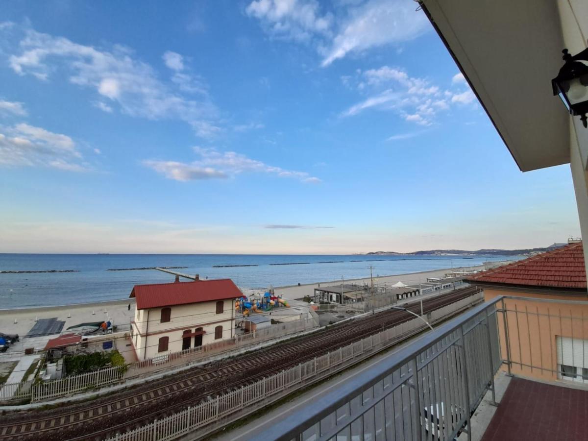 Appartamento Fronte Mare ファルコナーラ・マリッティマ エクステリア 写真